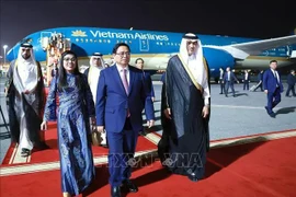 El primer ministro Pham Minh Chinh y su esposa llegan a Qatar. (Foto: VNA)