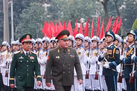 El general Phan Van Giang, ministro de Defensa de Vietnam y el teniente general Khrenin Viktor Gennadievich, ministro de Defensa de Belarús. (Fuente: VNA)
