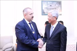 El vicepresidente del Comité Popular de Ciudad Ho Chi Minh, Vo Van Hoan, felicita al cónsul general de Rusia, Sadykov Timur Sirozhevich. (Foto: VNA)