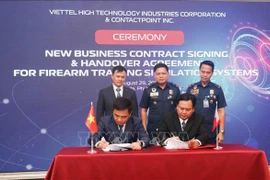 El director ejecutivo de Viettel High Tech, Nguyen Vu Ha, y Cesar J. Manuel Jr., director general de ContactPoint, firman el contrato. (Foto: VNA)