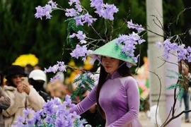 Bicicletas con flores hechas a partir de materiales reciclados 