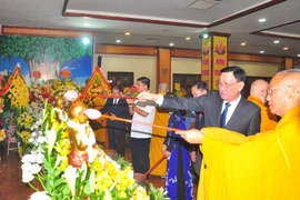 Los delegados realizan ritual de bañar al Buda. (Foto: Vietnam+)