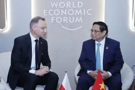 El primer ministro de Vietnam, Pham Minh Chinh (derecha), se reúne con el presidente de Polonia, Andrzej Duda, (Foto: VNA)