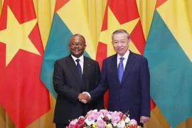 El secretario general del Partido Comunista y presidente de Vietnam, To Lam, y el presidente de Guinea-Bissau, Umaro Sissoco Embaló. (Foto: VNA)