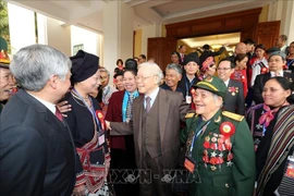 El secretario general Nguyen Phu Trong y personas destacadas, intelectuales y emrpesarios de las minorías étnicas en 2017. (Foto: VNA)