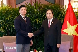 El presidente de la Asamblea Nacional de Vietnam, Tran Thanh Man, y el director general de Sembcorp Development y presidente de la junta directiva de VSIP Group, Lee Ark Boon (Fuente: VNA) 