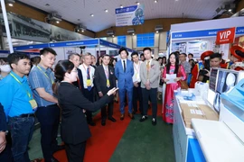 El viceministro de Salud, Tran Van Thuan, visita un stand en la exposición. (Foto: VNA)