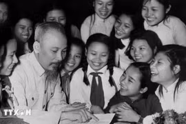 Una delegación de alumnos de la escuela Trung Vuong, en representación de estudiantes con logros sobresalientes en Hanoi, visita al Tío Ho en su cumpleaños, el 19 de mayo de 1958, en el Palacio Presidencial (Foto: VNA)