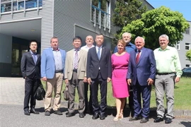 Representantes de la Embajada de Vietnam y del grupo checo Mega posan para una foto. (Foto: VNA)