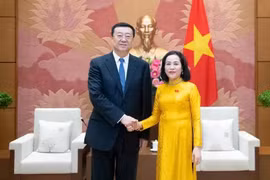 La vicepresidenta de la Asamblea Nacional de Vietnam, Nguyen Thi Thanh, recibe a la delegación de la Región Autónoma Uigur de Xinjiang de China. (Foto: VNA)