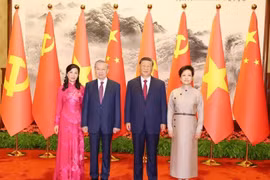 El secretario general del Partido Comunista y presidente de Vietnam, To Lam, su esposa, y el secretario general del Partido Comunista de China, Xi Jinping y su cónyuge, posan para una foto. (Foto: VNA) 