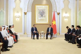 El primer ministro de Vietnam, Pham Minh Chinh, recibe a representantes de varias corporaciones líderes en los Emiratos Árabes Unidos. (Foto: VNA)