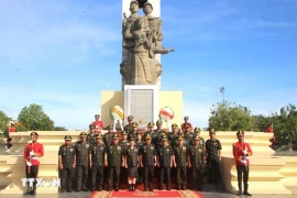 Los delegados en el Monumento a los caídos. (Foto: VNA)