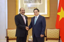 El primer ministro de Vietnam, Pham Minh Chinh, y el presidente y director general del Grupo Internacional LuLu, Yusuff Ali Musaliam Veettil Abdul Kader. (Foto: VNA)