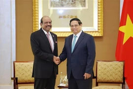 El primer ministro de Vietnam, Pham Minh Chinh, y el presidente y director general del Grupo Internacional LuLu, Yusuff Ali Musaliam Veettil Abdul Kader. (Foto: VNA)