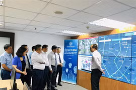 Los dirigentes de Hanoi inspeccionan el centro de operaciones de transporte. (Foto: VNA)