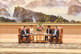 El miembro del Buró Político, secretario del Comité Central del PCV y jefe de su Comisión de Asuntos Internos, Phan Dinh Trac, y Zhou Zuyi, secretario del Comité partidista de Fujian. (Foto: VNA)
