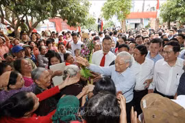 El secretario general del PCV, Nguyen Phu Trong, y los pobladores en el Festival de Gran Unidad Nacional en la ciudad de Hai Phong. (Foto: VNA)