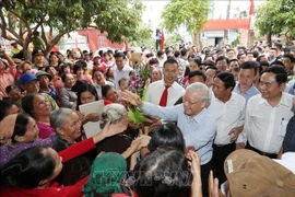 El secretario general del PCV, Nguyen Phu Trong, y los pobladores en el Festival de Gran Unidad Nacional en la ciudad de Hai Phong. (Foto: VNA)