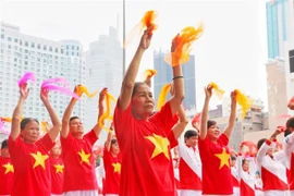 Tres mil vietnamitas de edad avanzada participan en espectáculo de gimnasio y yoga