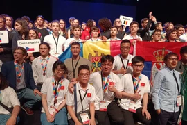 Vietnam gana tres medallas en Olimpiada Europea de Física 2022