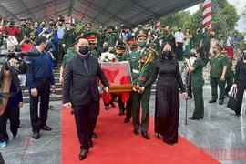 Entierran restos de soldados caídos en provincia vietnamita de Binh Dinh