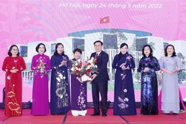 Presidente del Parlamento vietnamita se reúne con diputadas de XV legislatura 