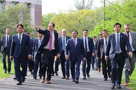Premier vietnamita asiste a diálogo sobre orientaciones de desarrollo con profesores de Universidad Harvard