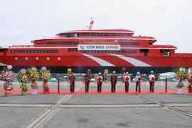 Ponen a flote nuevo súper buque en ciudad portuaria vietnamita 