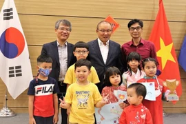 Entrenador Park Hang-seo desea apoyar el desarrollo de jóvenes talentos del fútbol de Vietnam