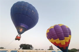 Contemplan belleza de ciudadela antigua a través de Festival de Globos Aerostáticos