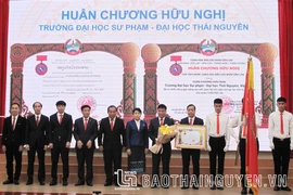 Entregan Orden de Amistad de Estado de Laos a la universidad vietnamita