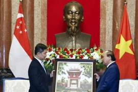 Presidente de Vietnam recibe a titular del Parlamento de Singapur