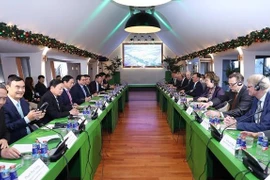 Primer ministro vietnamita se reúne con representantes empresariales holandeses 