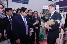 Premier vietnamita visita centro internacional de Horticultura en Holanda