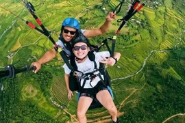 Cien pilotos vietnamitas y foráneos participan en Festival de Parapente Khau Pha