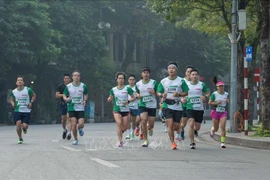 Nutrida participación en carrera en Hanoi por promover vida verde