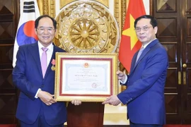 Vietnam entrega Medalla de la Amistad al embajador de Corea del Sur