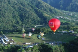 Inauguran primera edición del Festival Internacional de Globos Aerostáticos en Tuyen Quang
