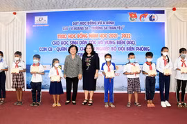 Provincia vietnamita otorga becas a estudiantes necesitados