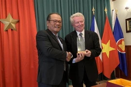Entregan Premio de informaciones para el exterior de Vietnam a escritor checo