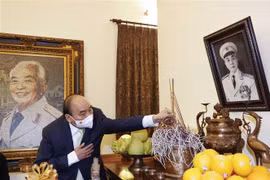 Presidente vietnamita honra contribuciones de exdirigentes del Partido y Estado