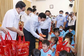 Titular legislativo entrega regalos a personas con pocos recursos en Ciudad Ho Chi Minh por Tet