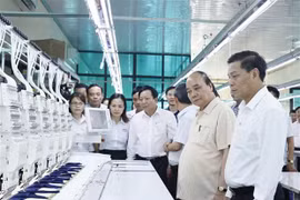 Presidente vietnamita visita una fábrica de confecciones en Hai Phong