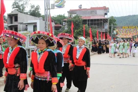 Colores culturales del mercado de Bao Lac en Cao Bang