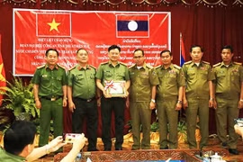 Laos confiere Medalla del Trabajo a dependencia de la policía vietnamita