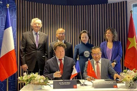 Promueven Vietnam y Francia cooperación en formación de funcionarios