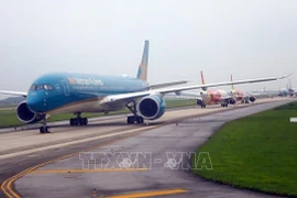 Vietnam reabre vuelos internacionales regulares a siete países y territorios