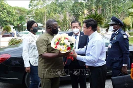Presidente de Sierra Leona visita Instituto de Investigación del Arroz del Delta del Mekong en Vietnam