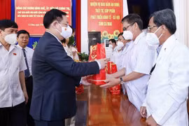 Presidente del Parlamento vietnamita felicita a fuerzas de seguridad y salud de Ca Mau por el Tet